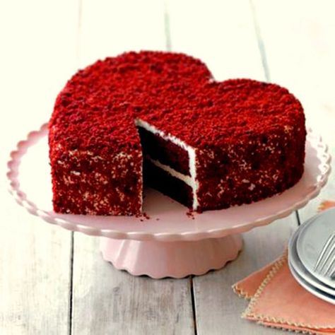 Heart shaped red velvet cake Heart Cake Design, Rodjendanske Torte, Bolo Red Velvet, Happy Anniversary Cakes, Valentines Baking, Velvet Cake Recipes, Cake For Husband, Elegant Birthday Cakes, Red Cake