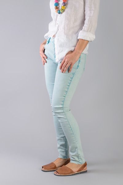 pons avarcas - available at detailsdirect.com Capri Pants, Outfit Ideas, My Style, Sneakers, Pants, Trousers