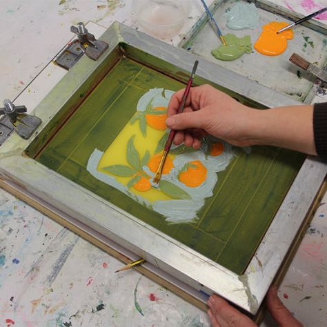 Mono Screen Printing Using a Guide – Handprinted Screen Printing Paper, Screen Printing Inspiration, Screen Printed Textiles, Silk Screen Art, Painterly Prints, Printmaking Projects, Diy Screen Printing, Relief Printmaking, Screen Printing Art