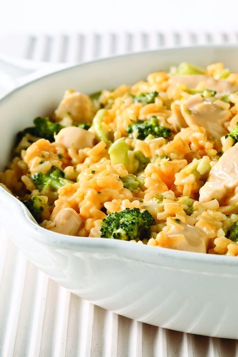 VELVEETA Cheesy Chicken & Broccoli Rice - cooked  separately 1.5 c uncooked uncle ben's in scant 3-1/3 chicken broth, steamed 10oz fresh broccoli in remaining broth from can. cooked chicken as instructed, dumped in cooked rice, broccoli & velvette, let set for a few minutes. Needed to add water, salt and pepper after stirring. Velveeta Chicken, Broccoli Rice Recipe, Cheesy Chicken Broccoli Rice, Velveeta Recipes, Cheesy Chicken Rice, Chicken Broccoli Cheese, Chicken Broccoli Rice, Chicken Rice Casserole, Broccoli Rice Casserole