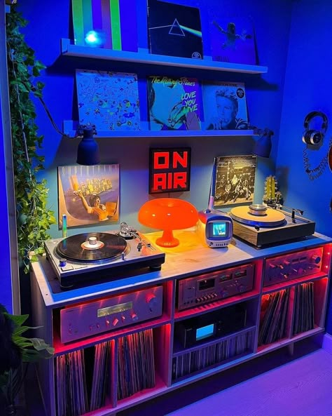 Room Aesthetic Music, Record Room Ideas, Retro Music Room, Chill Room Aesthetic, Multimedia Room, Music Studio Setup, Apartment Essentials List, Hifi Setup, Retro Room Ideas