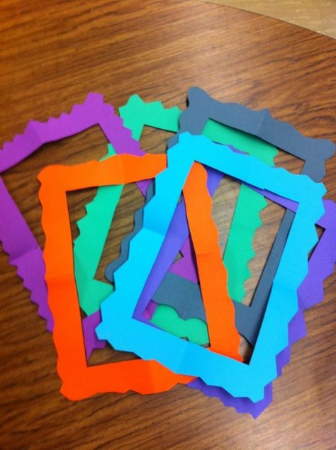 Kids can make super easy picture frames out of construction paper. | 31 Genius Hacks For Your Elementary School Art Class Paper Picture Frames, Classe D'art, Making Picture Frames, Elementary School Art, Ecole Art, Simple Pictures, Make Pictures, Art Lessons Elementary, Middle School Art