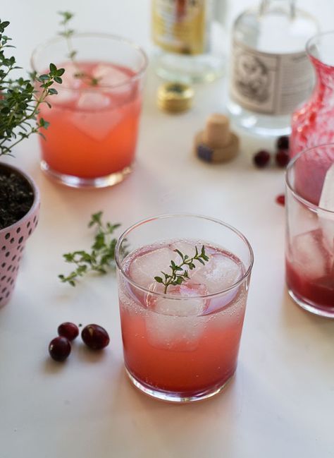 Cranberry Thyme Gin & Tonic | http://www.acozykitchen.com Cocktail Gin, Tonic Recipe, Fancy Drinks, Fall Cocktails, Gin Cocktails, Gin Tonic, Delicious Cocktails, Holiday Drinks, Foodie Recipes