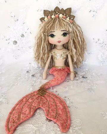 Mermaid Crafts, Handmade Mermaid, Yarn Dolls, Art Dolls Cloth, Heirloom Doll, Mermaid Dolls, Fabric Toys, Doll Sewing Patterns, Art Dolls Handmade