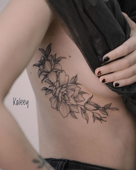 Delicate Flower Tattoo, Places To Get Tattoos, Tattoos For Girls, Single Needle Tattoo, Delicate Tattoo, Botanical Tattoo, Traditional Tattoos, Little Tattoos, Fine Line Tattoos