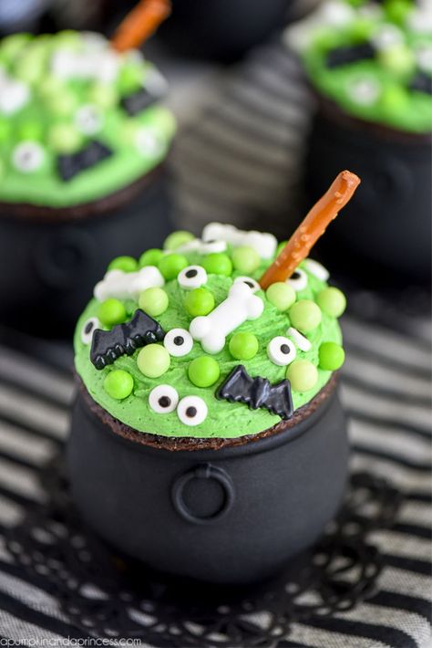 Hosting a Halloween party this year or need a cute and easy treat idea? These Cauldron Cupcakes are perfect for parties and easy to make with kids. Cauldron Cupcakes, Sweets Cupcakes, Halloween Cupcakes Decoration, Menu Halloween, Spooky Halloween Desserts, Halloween Treats To Make, Halloween Food Cupcakes, Cute Halloween Treats, Dessert Halloween