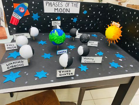 Moon Cycle Project, Moon Phases Model Project, Moon Phases Project Middle School, Phases Of The Moon Project, Moon Phases Project, Moon Phase Project, Science Exhibition Working Models, Science Exhibition Ideas, Science Exhibition Projects