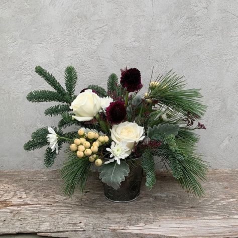 Fresh Christmas Centerpieces, January Flower Arrangements, Thistle Flower Arrangement, Christmas Flower Arrangements Ideas, Flower Garden Aesthetic, Flower Arrangements Ideas, January Flower, Winter Flower Arrangements, Christmas Flower Decorations