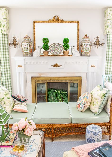 Grand Melinnial Living Room, Grand Millennial Decor Bedroom, Grandmellinial Style, Grand Melinnial Style, Grandmillenial Living Room, Conservatory Addition, Decorate With Green, Southern Decorating, Grandmillennial Decor