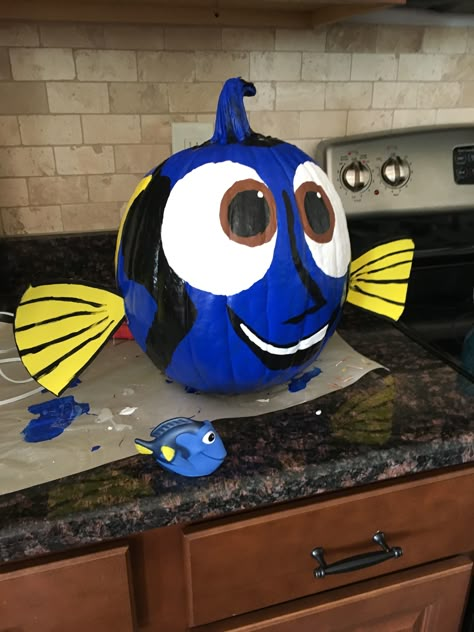 Dory pumpkin Finding Nemo Dory Pumpkin Painting, Nemo Halloween, Nemo Pumpkin, Fish Pumpkin, Nemo Characters, Minion Painting, Paint Pumpkin, Finding Nemo Characters, Decorated Pumpkin