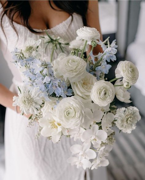 Modern Bridal Bouquets, Small Wedding Bouquets, Blue Flowers Bouquet, Simple Wedding Bouquets, Blue And White Wedding, Blue White Weddings, Bridal Bouquet Blue, Modern Wedding Flowers, Blue Wedding Bouquet