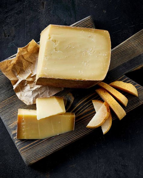 Cheese Knife Guide, Cheese Photography, Comte Cheese, Picnic Sandwiches, Queso Cheese, How To Roast Hazelnuts, Roasted Nuts, Types Of Cheese, Gruyere Cheese