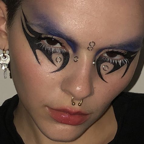 m on Twitter: "details.… " Drag Make-up, Punk Makeup, Graphic Makeup, Swag Makeup, Alternative Makeup, Smink Inspiration, Emo Makeup, Dope Makeup, Graphic Liner