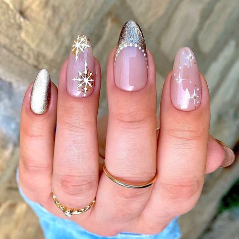 Winter Star Nails, Cat Eye Nails Design Christmas, Cat Eye Nails Christmas, Christmas Cat Eye Nails, Almond Shaped Christmas Nails, Christmas Star Nails, Cat Eye Christmas Nails, New Years Nails Almond, Nail Designs For New Years