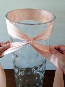 Bouquet Ribbon Wrap, Vase Decoration Ideas, Ideas With Ribbon, Centerpiece For Wedding, Fake Flower Arrangements, Twisted Ribbons, Vase Decoration, Ribbon Bouquet, Flower Vase Arrangements