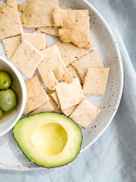 Aip Crackers Recipe, Aip Crackers, Aip Cheese, Paleo Crackers Recipe, Aip Compliant Recipes, Garlic Crackers, Aip Carob Cookies, Paleo Crackers, Aip Snacks