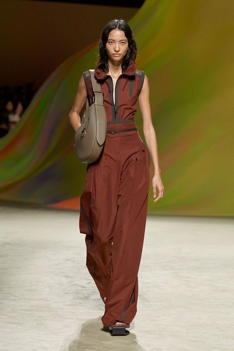 Hermes Fashion, Paris Fashion Week Runway, Spring 2023 Ready To Wear, 2023 Ready To Wear Collection, 2023 Ready To Wear, Slim Dresses, Runway Collection, Spring 2023, Fashion Show Collection