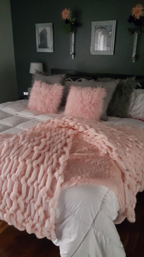 Bedroom Inspirations Baddie, 22 Year Old Bedroom Ideas, Blush Pink Room Decor, Pink White And Grey Bedroom Ideas, Pink Comforter Bedroom Ideas, Pink And White Room Ideas, White Comforter Bedroom Ideas, Pink And Gray Room, Women Room Ideas