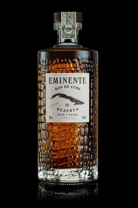 Eminente Rum on Behance Award Winning Packaging Design, Bar Deco, Luxury Packaging Design, Rum Bottle, Bottle Design Packaging, Alcohol Packaging, Whisky Barrel, Whisky Bottle, Blended Scotch Whisky