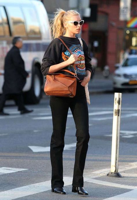 Elsa Hosk Off Duty, Elsa Hosk Winter Style, Flannel Street Style, Winter Model Off Duty, Elsa Hosk Street Style, Elsa Hosk Outfits, Elsa Hosk Style, Mode Pop, Flannel Lined Jeans