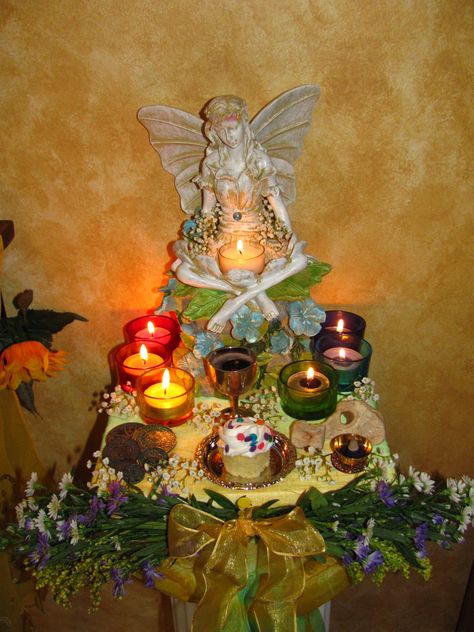 Altars: Midsummer #Faery #Altar. Alter Ideas, Marriage Spells, Vision Boarding, Altar Ideas, Green Witchcraft, Witches Altar, Wiccan Altar, Wiccan Witch, Pagan Altar