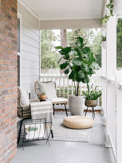 Creating a welcoming atmosphere on a small front porch is simpler than you might think. By selecting the right accents, such as multifunctional furniture and striking decor pieces, you can transform even the tiniest space into a delightful entryway. #smallporchideas #porchdecor #outdoorliving Modern Front Porch Decor, Front Porch Seating, Modern Front Porches, Modern Front Porch, Front Porch Furniture, Modern Porch, House Front Porch, Front Porch Design, Porch Makeover