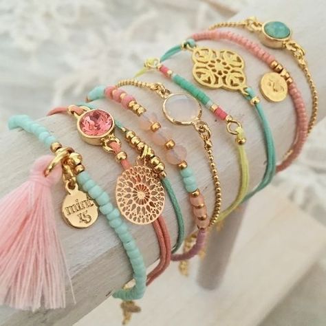 Bonjour tout le monde Aujourd'hui et avec le beau temps et l'été qui approche à grand pas, je vous propose des tutos pour faire des jolis bracelets home made, des bracelets facile à réaliser, je vous laisse voir Voici un joli modèle de bracelet à faire... Tassel Bracelet, Diy Schmuck, Bijoux Diy, Diy Accessories, Jewelry Projects, Cute Jewelry, Diy Bracelets, Handmade Bracelets, Jewelry Inspiration