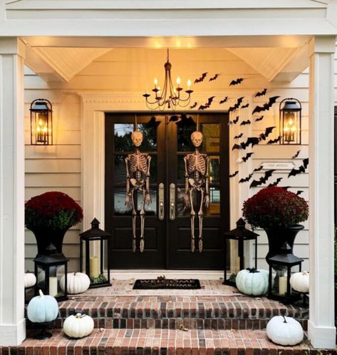 We are sharing over 53 epic Halloween front porch decor ideas that you are going to want to replicate! These are all gorgeous and so fun for Fall and Halloween! Porche Halloween, Front Porch Decor Ideas, Halloween Front Porch Decor, Happy Friday Friends, Halloween Porch Decorations, Halloween Front Porch, Fall Front Porch Decor, Front Porch Decor, Fall Front Porch