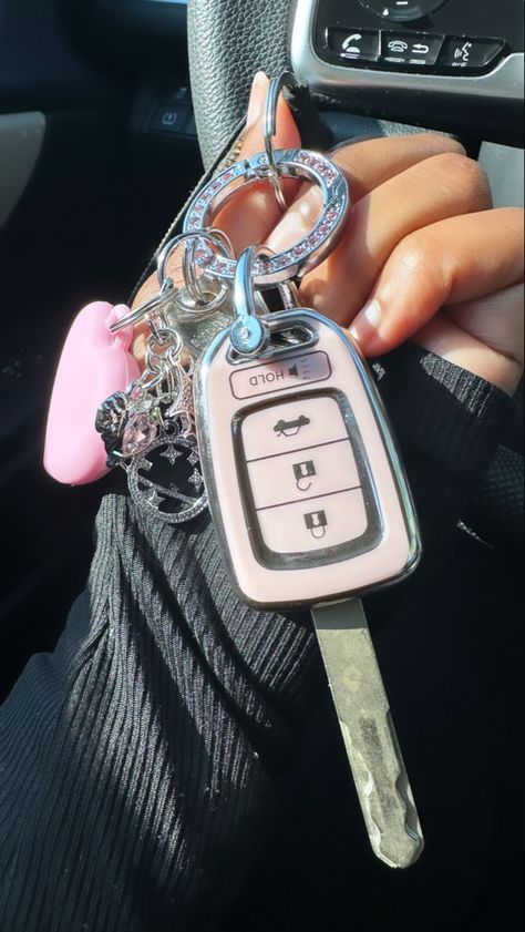 Car And Keys Aesthetic, Car Pink Accessories, Car Keys Black Woman, Holding Car Keys Aesthetic, Honda Car Keys Aesthetic, New Keys Aesthetic, Jeep Car Keys Aesthetic, Honda Civic Keys, New Car Keys Aesthetic