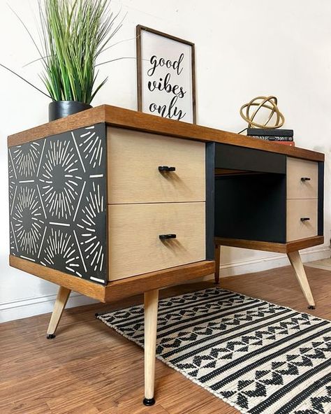 Jess Randall on Instagram: "Mid Century Modern Desk Makeover ! 🤎🖤 This desk was some hard work! 😰I stripped the entire piece with my new carbon scraper, then set out to design! I painted the parts where there was damage and stained what was salvageable!! I used: Jett Black & Three trees tan by @melangepaints * Use my code JESS10 to save on your Melange Paints! Link is in my Bio. Stain is Early American *SOLD!! #melangepaints #desks #zibradesks #moderndesk #artdeco #modernfurniture #mi Boho Desk Makeover, Painted Mcm Desk, Painted Mid Century Desk, Midcentury Modern Desk Makeover, Diy Desk Flip, Refurbish Desk, Mid Century Modern Desk Makeover, Mcm Desk Makeover, Office Desk Makeover