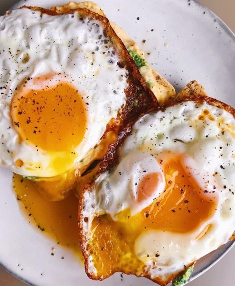 Cuman punya telur dan nasi putih? Kamu bisa bikin telor ceplok dengan bumbu kecap manis ini. Gurih lembut telor dan manis kecap bikin sarapan tambah nikmat. Sempol Ayam Aesthetic, Nasi Kuning Aesthetic, Nasi Goreng Sosis, Nasi Telur, Telur Gosong, Telur Ayam, Telur Gulung, Telur Ceplok, Telur Dadar