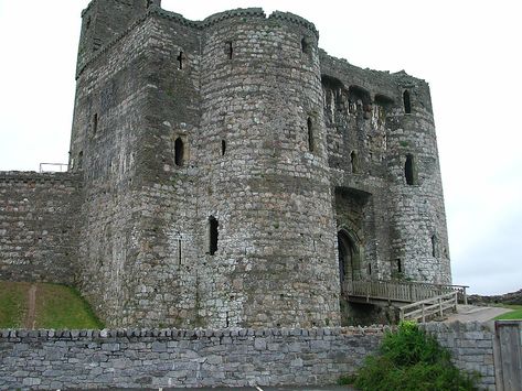 Found on the Castles of Wales web page, The Gatehouse "was the complex of towers, bridges, and barriers built to protect each entrance through a castle or town wall." This is a picture of Kidwelly Castle in Wales. Mrs. J Moat Cailin, Building A Castle, Welsh Castles, Ruins Architecture, Castles In Wales, Castle Building, Romancing The Stone, Castle Home, Castles Of The World