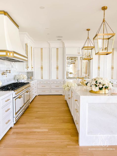 White and gold French glam transitional kitchen Armac Martin, Wren Kitchen, Kabinet Dapur, Fall Kitchen Decor, White Kitchen Design, Gold Kitchen, Fall Kitchen, Glass Cabinet Doors, Transitional Kitchen