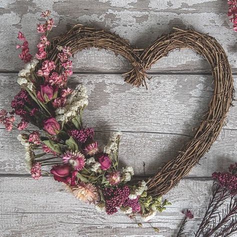 Dried Flower Valentine Ideas, Heart Shaped Grapevine Wreath Ideas, Heart Shaped Wreaths Wedding, Wicker Heart Wreath Ideas, Heart Autumn Wreath, Heart Flower Wreath, Heart Wreath Diy, Dried Flower Heart Wreath, Fake Flowers Decor