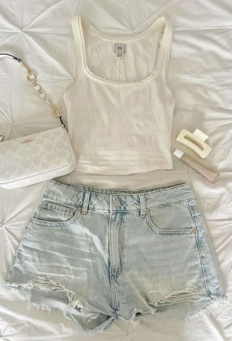 Shorts And Tank Top Outfits, Jean Shorts Aesthetic, Jean Shorts Outfit Aesthetic, Outfit Recipes, Vanilla Aesthetic, Daily Fits, Summer Office Outfits, Jean Short Outfits, Xmas Wishlist