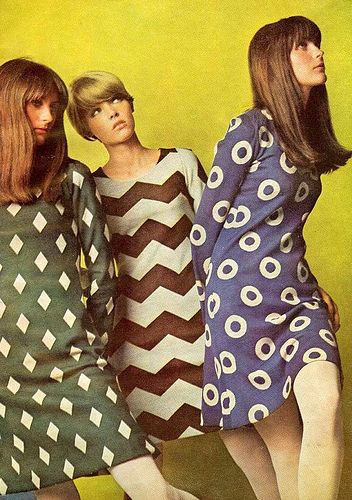 These clothes' graphics inspire the color and type graphics to use for the appropriate content Jean Shrimpton, 1960s Outfits, Mode Retro, 60s 70s Fashion, Fashion 1960s, Three Women, Swinging Sixties, Sixties Fashion, Look Retro