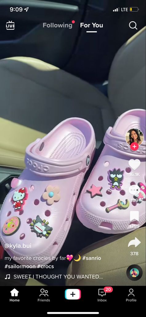 Hello Kitty Jibbitz, Light Pink Crocs With Jibbitz, Hello Kitty Crocs Charms, Hello Kitty Charms For Crocs, Black Crocs Outfit, Black Crocs With Hello Kitty Charms, Crocs Charms Sanrio, Crocs With Jibbitz, Crocs Outfit