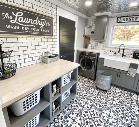 Laundy Room, Room Wall Tiles, White Laundry Rooms, Small Laundry Room Organization, Mudroom Ideas, Laundry Room Doors, Laundry Room Renovation, Farmhouse Laundry, Farmhouse Laundry Room