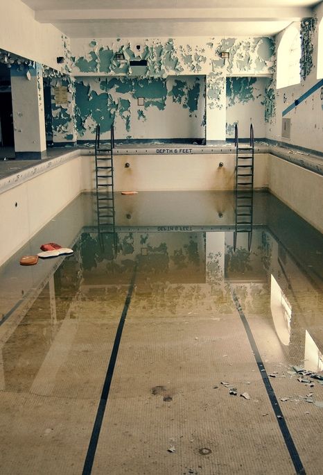 abandoned swimming pool Empty Pool, Piscina Interior, Abandoned House, Abandoned Mansions, Empty Room, Abandoned Buildings, Photo Location, Abandoned Places, 인테리어 디자인