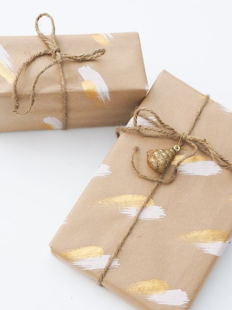 Homemade Wrapping Paper, Wrapping Paper Diy, Wrapping Paper Ideas, Sharpie Designs, Pretty Gift Wrapping Ideas, Potato Stamp, Diy Wrapping Paper, Wrapping Techniques, Elegant Gift Wrapping