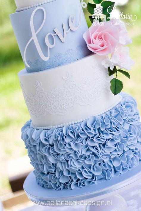 3 Tier Wedding Cake Elegant, Wedding Cake Designs Blue, Wedding Cake Hydrangea, Kek Kahwin, 2 Tier Wedding Cakes, Pale Blue Wedding, Blue Wedding Cake, Dream Wedding Cake, Light Blue Wedding