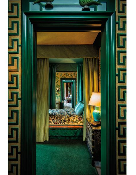 Luxury Green Bedroom, Closet Seating, Dorothy Draper Interiors, Bedroom Dark Green, Hutton Wilkinson, Green Bedrooms, Carpet Diy, Tony Duquette, Bedroom Dark