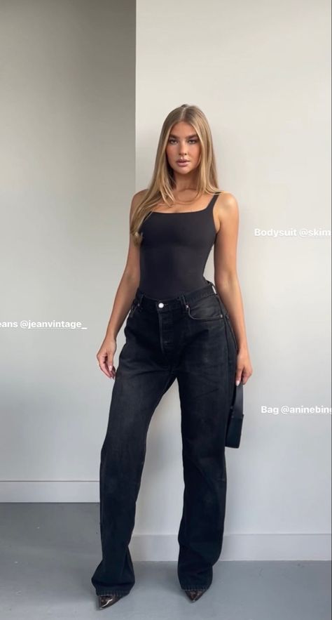 Jess Hunt Black Outfit, Last Minute Club Outfit, Blue Top Black Jeans, No Crop Top Outfits, Large Pants Outfit, Jess Hunt, Nike Sneakers Outfit, Fest Outfits, Baggy Style