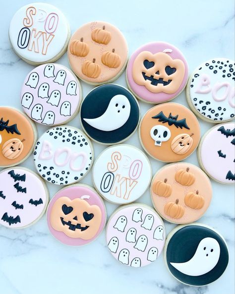 Halloween Cookies Royal Icing, Halloween Cookie Designs, Cookies Personalized, Halloween Sugar Cookies Decorated, Cookie Pan, Postres Halloween, Cookies Halloween, Halloween Cookies Decorated, Royal Iced Cookies