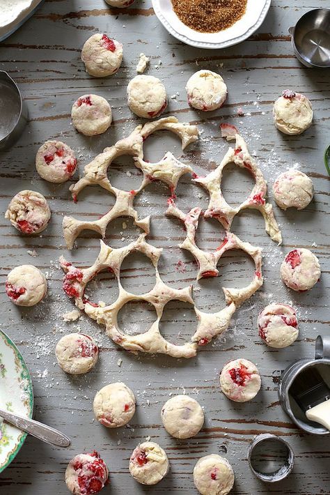 tiny strawberry cream scones Joy The Baker, Pane Dolce, Cream Scones, Bistro Food, Bake Goods, Tea Party Food, Strawberry Cream, Scone Recipe, Party Desserts