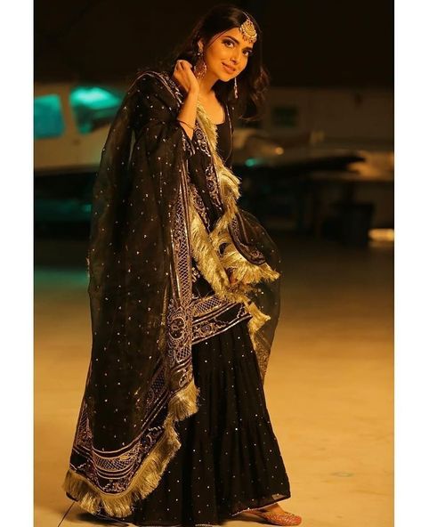 SUHAGGALLERY.COM on Instagram: “A true Punjaban look. A statement look! 👌👌❤❤ Can be customized in many colors 💎  Suit Material: Silk  Dupatta Material: Chinnon  For…” Teenage Fashion Dresses, Punjabi Suits Party Wear, Summer Fashion Dresses Casual, Nimrat Khaira, Punjabi Fashion, Punjabi Outfits, Anita Dongre, Indian Salwar Kameez, Pakistani Fashion Party Wear