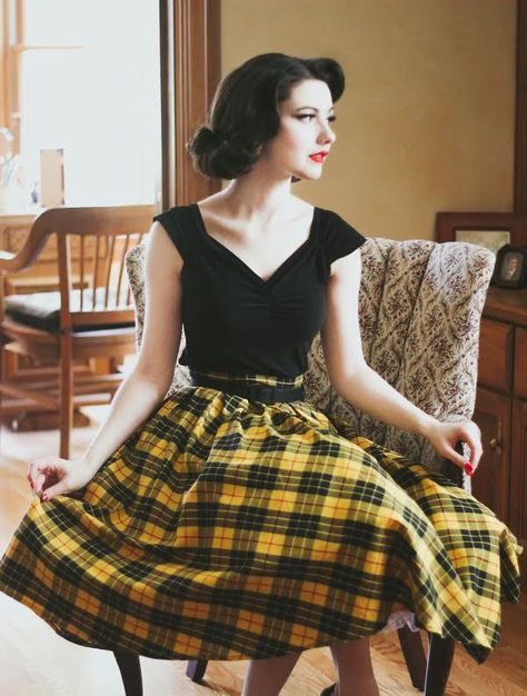 Stile Pin Up, Mode Tartan, 40s Mode, Wallace Tartan, Yellow Plaid Skirt, Vintage Outfits 50s, 50s Outfits, Tartan Fashion, Mode Retro