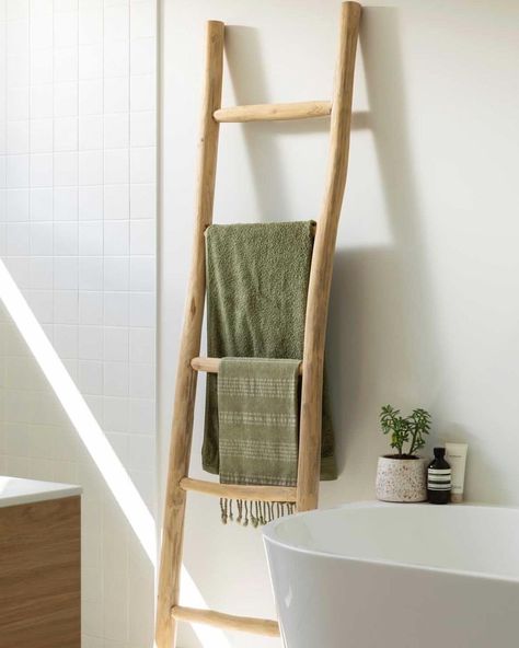 Decorative Ladder Ideas Bathroom, Wooden Towel Ladder, Bathroom Ladder Towel Rack, Wooden Towel Ladder Bathroom, Ladder For Towels In Bathroom, Bathroom Ideas Towels, Ladder In Bathroom, Solarpunk Room, Shower Ladder