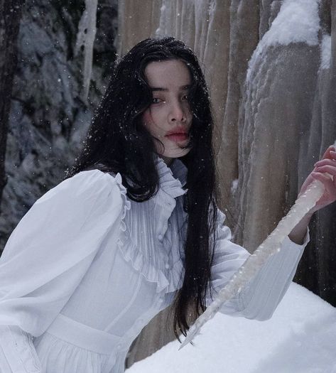 Dark Winter Aesthetic, Witch Aesthetic Fashion, Long Natural Curly Hair, Goddess Aesthetic, Winter Princess, Winter Photoshoot, Witch Aesthetic, Fantasy Aesthetic, Dark Photography