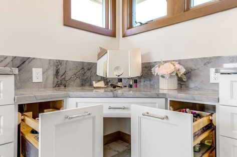 25 Bathrooms With Built-In Makeup Vanities Built In Makeup Vanity, Makeup Vanities, Transitional Bathroom, Island House, House Things, Home Bedroom, Beauty Routines, Bathrooms, Built In